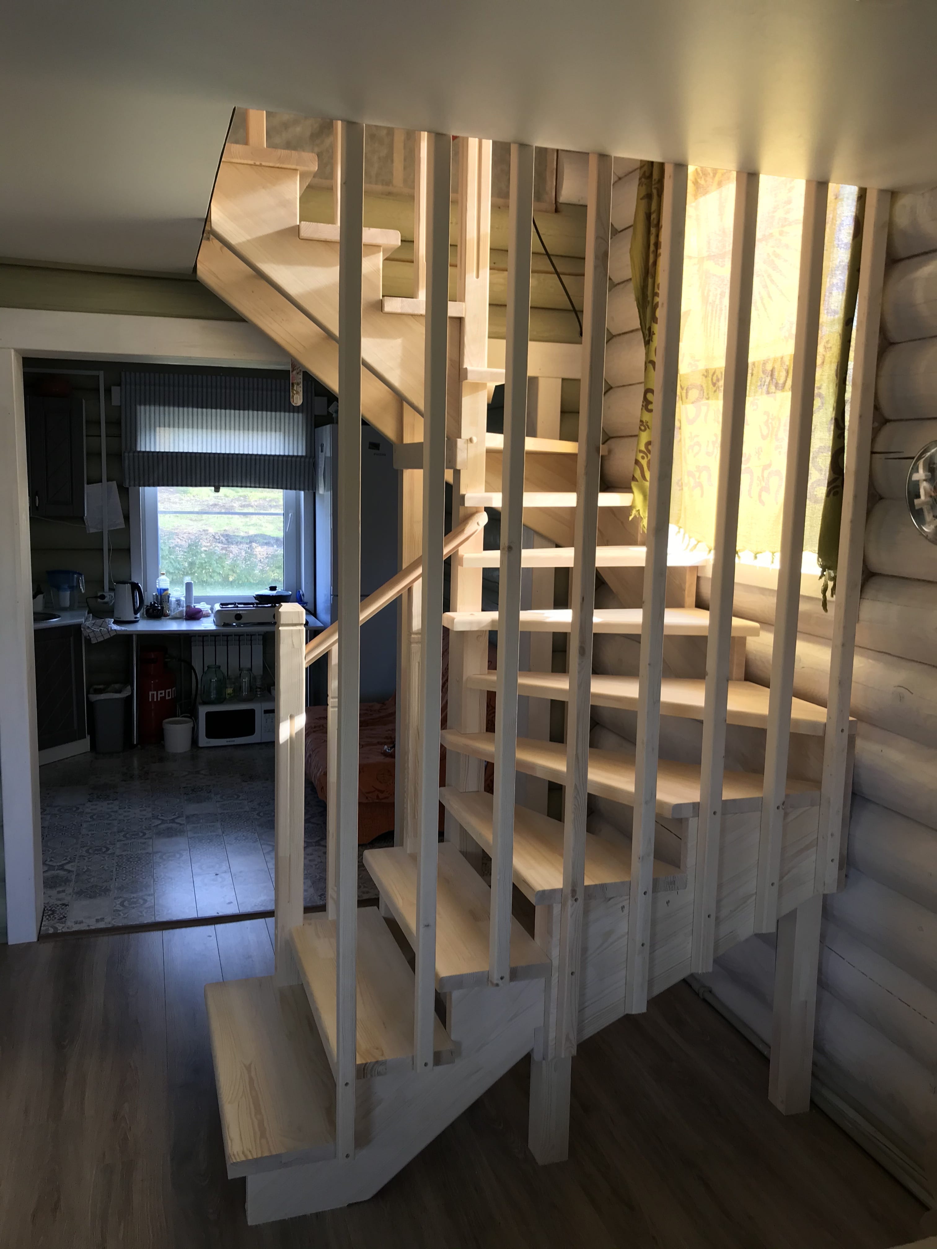 Картинка П - образная деревянная лестница с 8-ю поворотными ступенями.