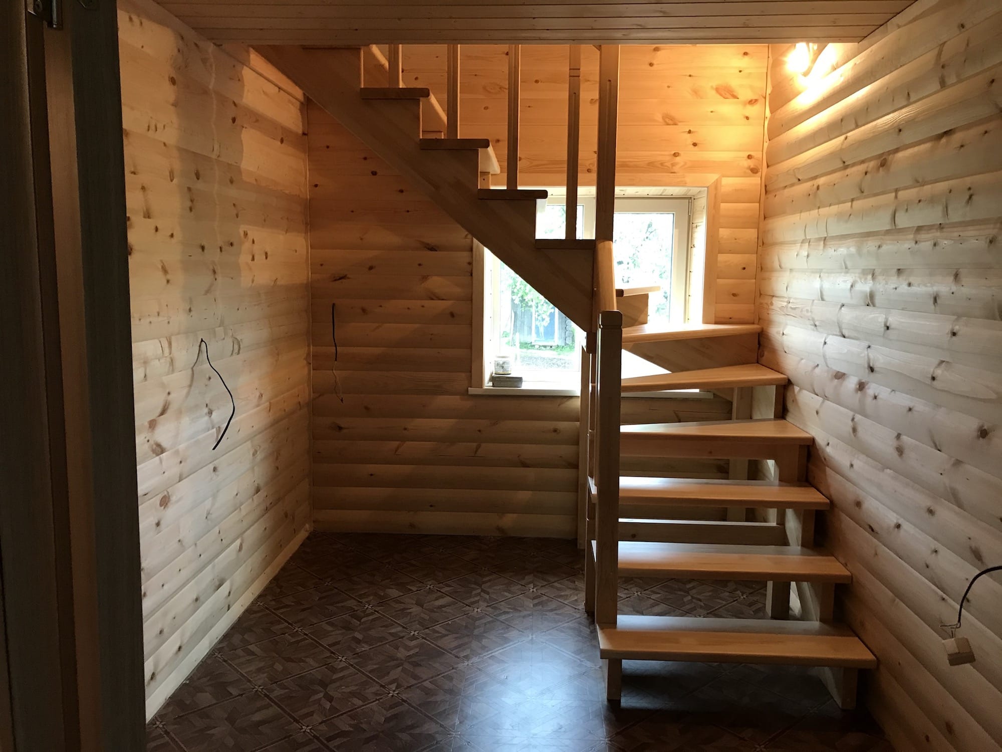 Фото Г - образная деревянная лестница с 4-мя  поворотными ступенями на 90 градусов..