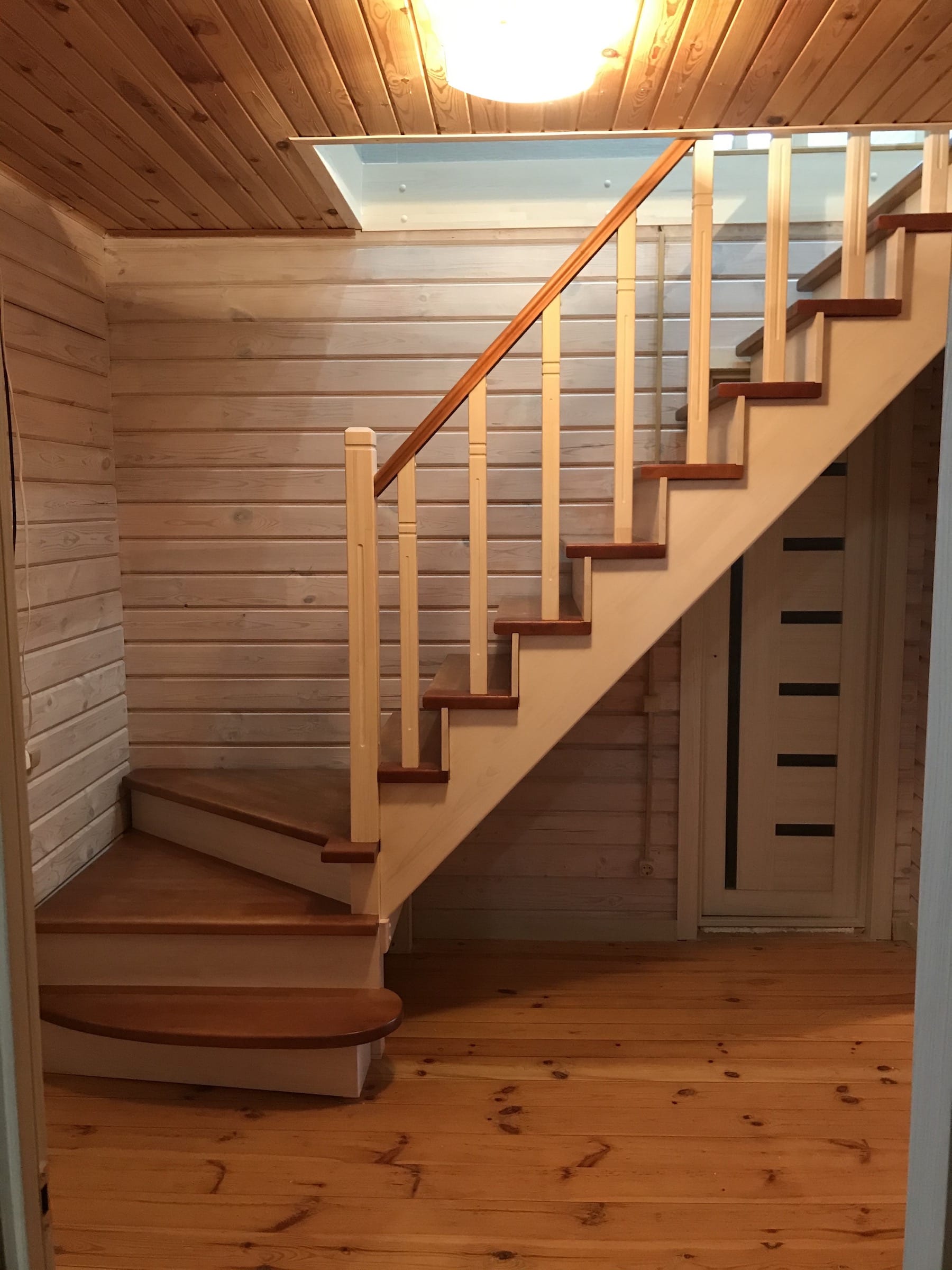 Фото Г - образная деревянная лестница с 2-мя  поворотными ступенями на 90 градусов..