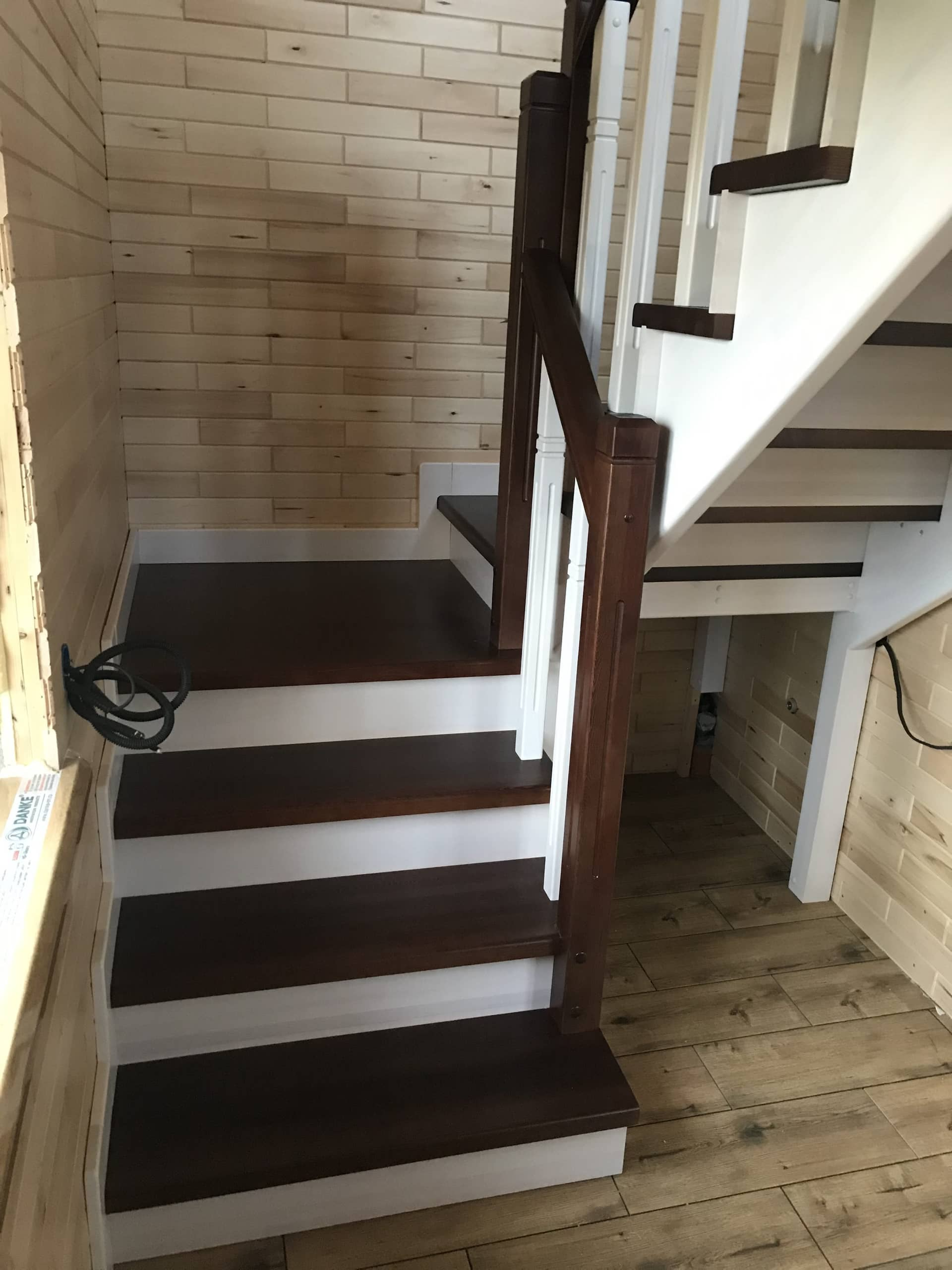 Фото П - образной деревянная лестница с 2-мя площадками на 180 градусов.