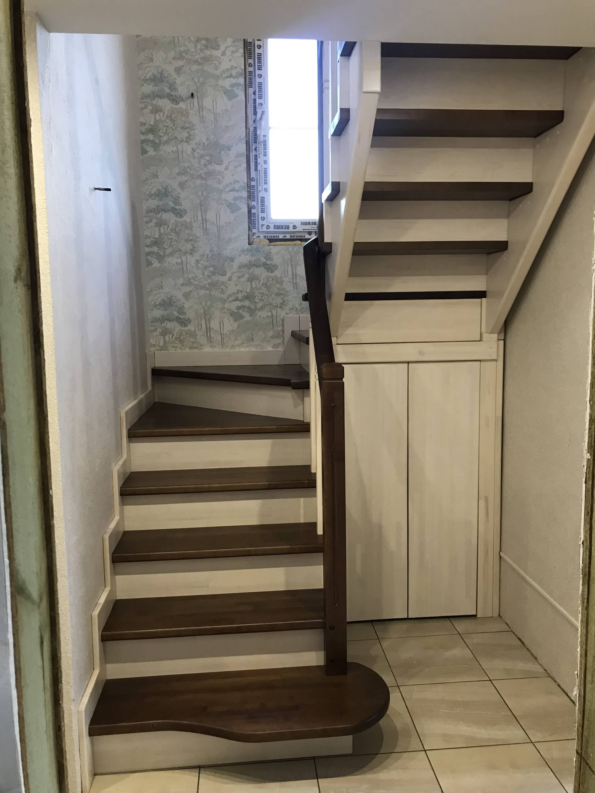 Фото П - образной деревянная лестница с 4-мя пповоротными ступенями 180 градусов.