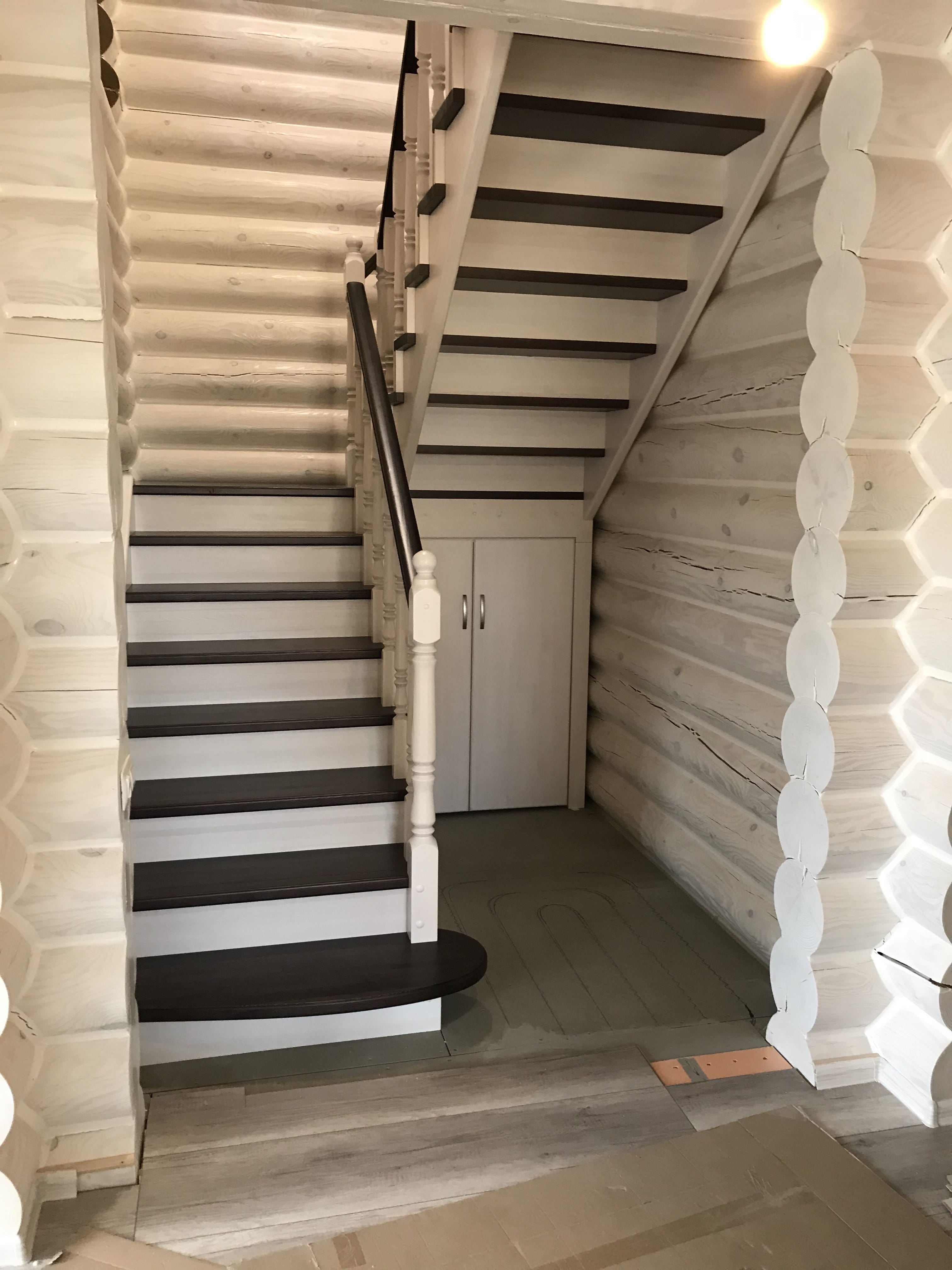 Фото П - образной деревянная лестница с площадкой на 180 градусов.