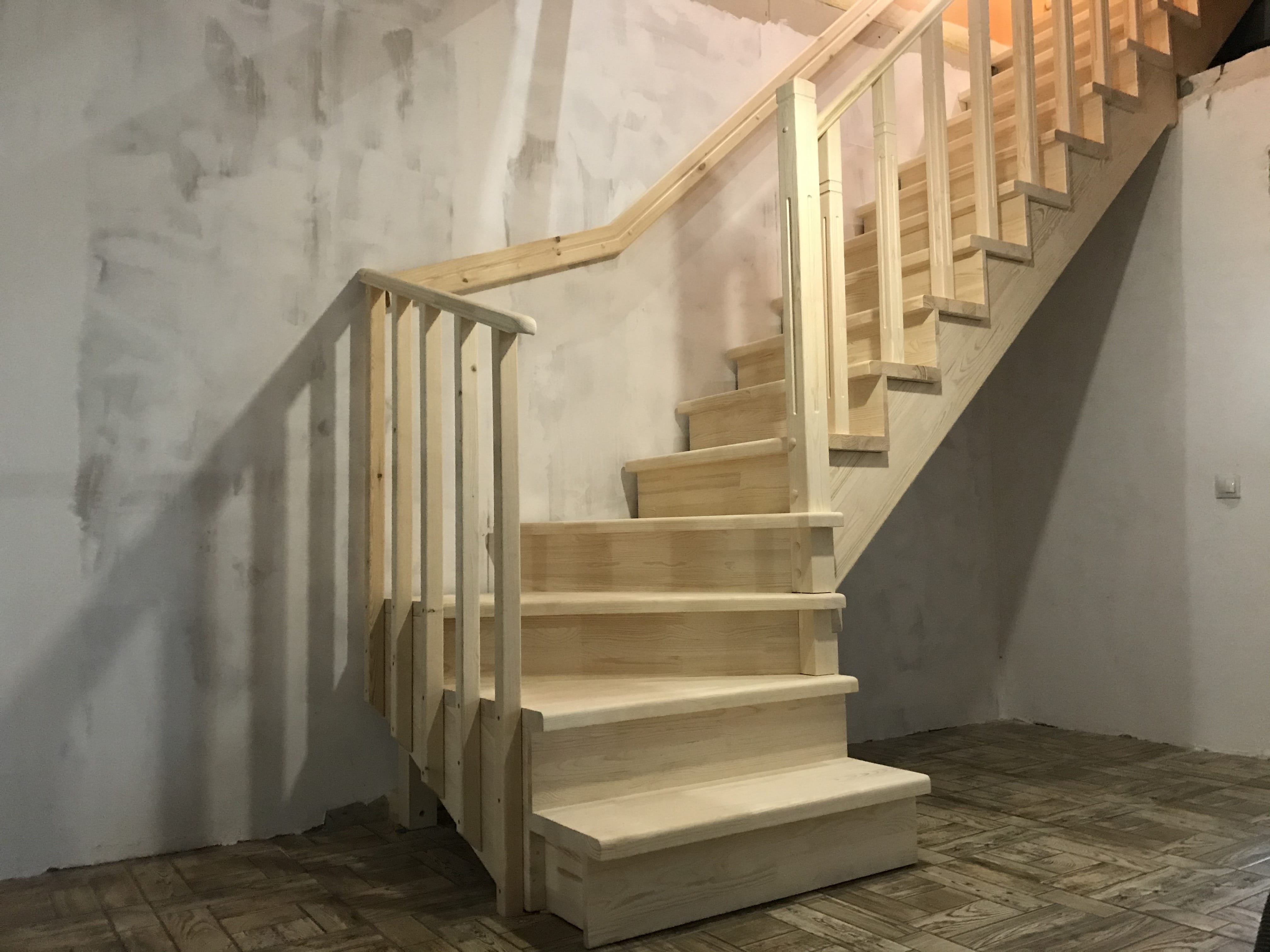 Фото Г - образная деревянная лестница с 3-мя  поворотными ступенями на 90 градусов..